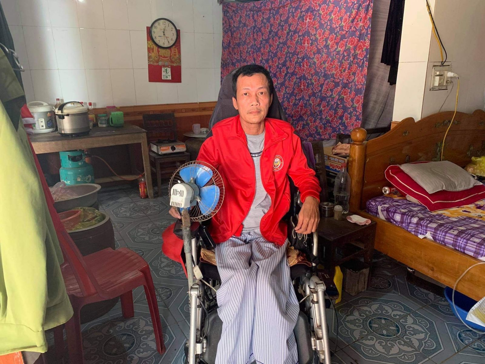 Chuyện về người đàn ông ngồi xe lăn kết nối những tấm lòng giúp người nghèo ở Hà Tĩnh
